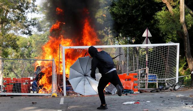 La tensión también se concentró en varias universidades, donde la policía se enfrentó a varios manifestantes que bloqueaban carreteras que llevan a la universidad de Hong Kong. (Foto: Reuters)