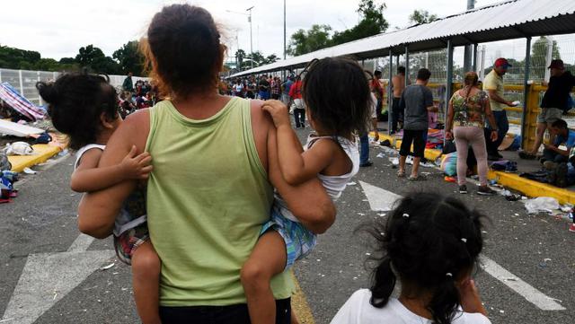 México abre su frontera a mujeres y niños de caravana de migrantes hondureños. (AFP)
