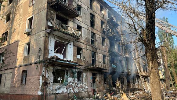Un edificio residencial de cinco pisos destruido, el sitio de un ataque ruso nocturno, en la ciudad de Kryvyi Rig, en medio de la invasión rusa de Ucrania. (Foto por Folleto / Policía Nacional de Ucrania / AFP)