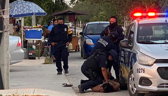 México: Policías de Tulum, Quintana Roo, someten a la mujer que terminaría perdiendo la vida. (El Universal de México, GDA).