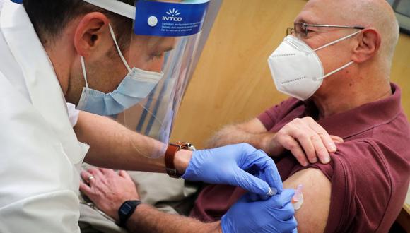 La farmacéutica de Walmart Carmine Pascarella administra una vacuna contra la enfermedad del coronavirus de Moderna (COVID-19) para el residente local Jeff Stone en West Haven, Connecticut, Estados Unidos, el 17 de febrero de 2021. (REUTERS/Mike Segar).