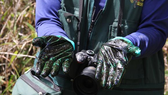 Cada vez que encuentra una evidencia de petróleo, Elmer Hualinga se pone guantes y apoya las manos sobre el crudo para verificar su existencia. Es una de las metodologías que aprendió en las capacitaciones a los monitores.