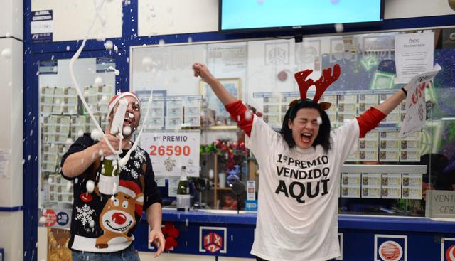 Dos horas después los niños sacaron el segundo premio, que recayó en el número 10.989, dotado con 125.000 euros (138.000 dólares) el décimo. (Foto: AFP)