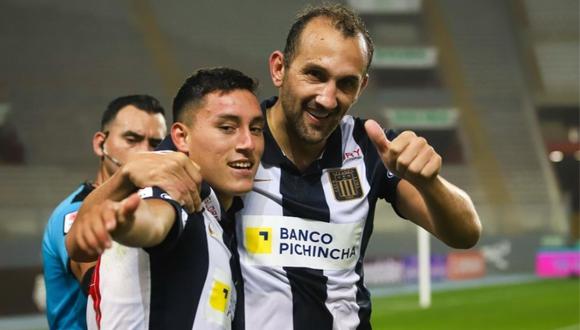 Hernán Barcos y Axel Moyano celebrando el gol del triunfo de Alianza Lima. (Foto: Liga Profesional de Fútbol)