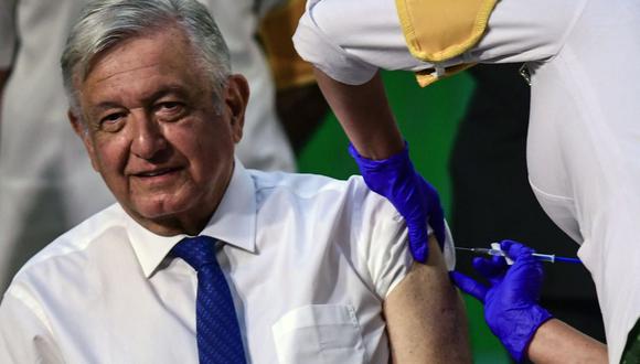 El presidente de México, Andrés Manuel López Obrador (AMLO), recibe una dosis de la vacuna AstraZeneca contra el coronavirus COVID-19. (Foto: PEDRO PARDO / AFP).