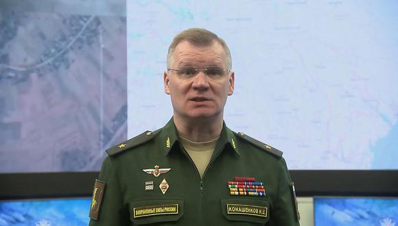 El portavoz del Ministerio de Defensa ruso, el general de división Ígor Konashénkov, durante una sesión informativa, el 23 de abril de 2022. (Foto de Handout / Ministerio de Defensa de Rusia / AFP)