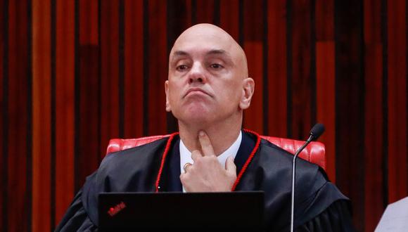 El presidente del Tribunal Superior Electoral de Brasil, Alexandre de Moraes, hace gestos durante el cuarto día del juicio del expresidente brasileño Jair Bolsonaro, acusado de abuso de poder y desinformación, en Brasilia el 30 de junio de 2023 | Foto: Sergio Lima / AFP