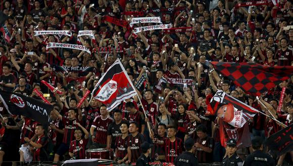 Fanáticos chinos del AC Milan alientan al equipo italiano durante la final de la Copa de Campeones Internacional que disputó contra el Inter de Milán en la ciudad de Shenzhen. (Reuters)