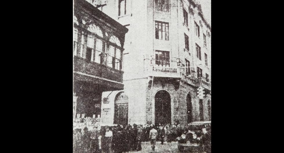 Lima, 14 de setiembre de 1940. Una masa de curiosos y periodistas en pleno trabajo se arremolinó en la esquina de lo que hoy es el cruce de los jirones Carabaya y Santa Rosa, en el Centro de Lima. Un banco que funcionaba en el Edificio Italia había sido asaltado con una audacia digna de una película de gánster. (Foto: GEC Archivo Histórico)