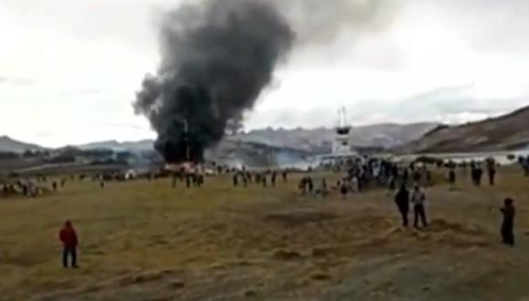 Comuneros incendian casetas en aeropuerto de Huancabamba. (Foto: TV Perú Noticias)