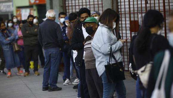 Ciudadanos de todas las edades formaron largas colas en los exteriores de la sede Breña de Migraciones con el objetivo de poder obtener su pasaporte. Muchos de ellos necesitaban este documento con urgencia ante la proximidad de sus viajes | Foto: César Grados/@photo.gec