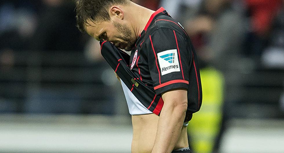 Eintracht Frankfurt de Carlos Zambrano está obligado a jugar el repechaje por la permanencia en Bundesliga tras perder ante Werder Bremen de Claudio Pizarro (Foto: Getty Images)
