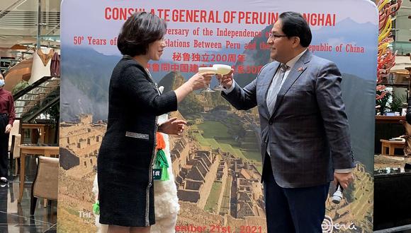 En la celebración participaron la señora Yan Yanqiu, Directora General de Relaciones Consulares de Shanghái, y el Cónsul General del Perú, David Gamarra. (Foto: Consulado General del Perú en Shanghái)
