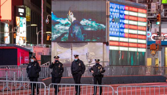 Agentes de policía de Nueva York caminan en un Times Square casi vacío debido a las restricciones del coronavirus el 31 de diciembre de 2020. (COREY SIPKIN / AFP / Archivo).