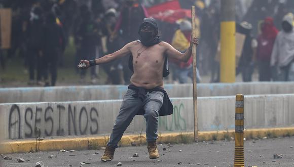 Manifestantes se enfrentan a policías antimotines durante las protestas del martes 21 de junio en las calles de Quito, Ecuador. (EFE/José Jácome).