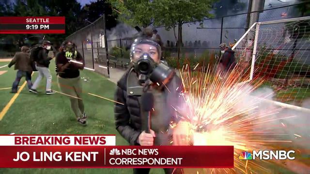 Jo Ling Kent, reportera de la NBC News, cumplía con su trabajo cubriendo las protestas en Seattle, cuando de un momento a otro fue alcanzada por la pirotecnia. (Foto: Captura YouTube)