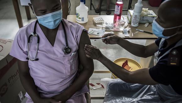Un doctor recibiendo la vacuna de Johnson & Johnson contra el coronavirus en Sudáfrica. (Foto: AP)