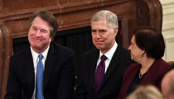 Los jueces de la Corte Suprema de Estados Unidos Brett Kavanaugh (izquierda) y Neil Gorsuch asisten a una ceremonia en la Casa Blanca el 16 de noviembre de 2018. (Foto de SAUL LOEB / AFP).