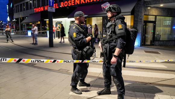 Las fuerzas de seguridad se encuentran en el lugar donde varias personas resultaron heridas durante un tiroteo frente al pub londinense en el centro de Oslo, Noruega.
