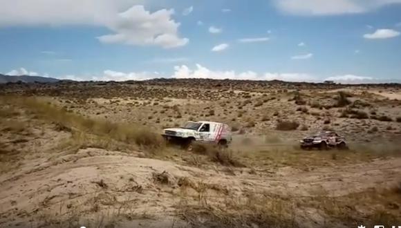 En la décima etapa del Dakar, Fernanda Kanno tuvo que remolcar a Nicolás Fuchs tras problemas mecánicos. (Captura video Facebook Lucho Mendoza)