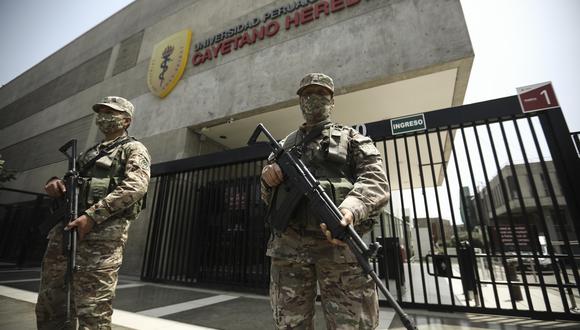 El último viernes, la fiscalía intervino las sedes de la UPCH. 803 vacunas quedaron inmovilizadas en el almacén de esa universidad. (Foto: GEC)