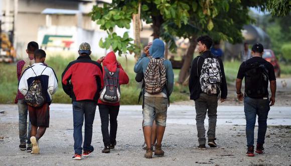 Los migrantes están siendo trasladados a Chiapas. En la foto, migrantes caminan cerca de un tren conocido como "La Bestia" en Palenque, en el estado de Chiapas. (Foto: AFP)