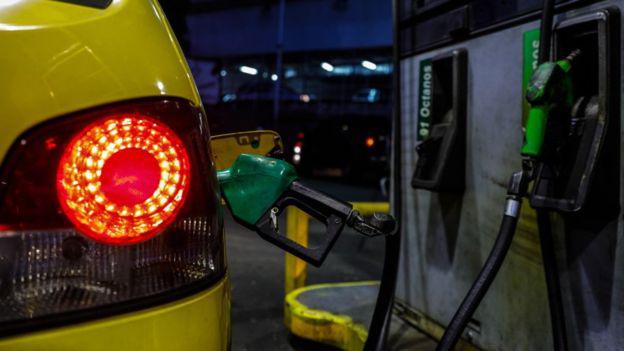 La gasolina está estrictamente racionada en Venezuela. (GETTY IMAGES).
