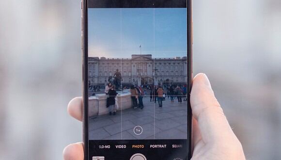 Sigue el paso a paso de este truco para grabar videos desde el botón fotos del iPhone. (Foto: Pexels)