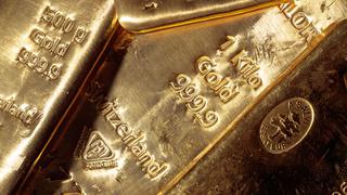 Precio del oro sube en medio de fuerte caída de acciones, pero se dirige a baja mensual
