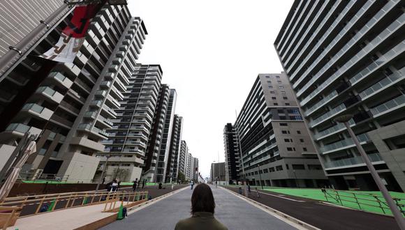 Un reportero observa los edificios que albergarán a los atletas que participan en los Juegos Olímpicos de Tokio 2020, durante un recorrido por la Villa Olímpica. (BEHROUZ MEHRI / AFP).