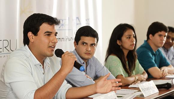 Jóvenes del Instituto Político para la Libertad (IPL) se pronunciaron a favor de la ley laboral. (Foto: Joan Ríos/El Comercio)
