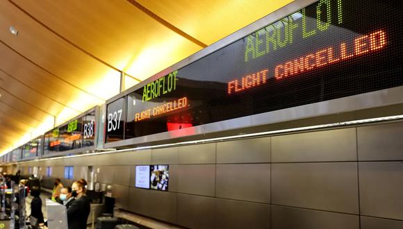 Un cartel dice "Vuelo cancelado" en el mostrador de facturación de Aeroflot en la Terminal Internacional Tom Bradley del Aeropuerto Internacional de Los Ángeles (LAX) el 2 de marzo de 2022 en Los Ángeles, California. (Foto referencial, Getty Images North America).