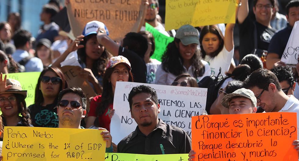 Académicos e investigadores mexicanos demandaron aumentos al presupuesto de investigación y a los programas de becas de estudio en el marco de la \"Marcha por la Ciencia\". (Foto: EFE)