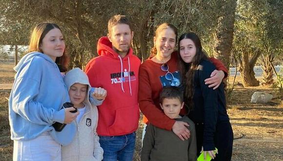 Seis miembros de la familia Goldstein-Almog del Kibbutz Kfar Aza. (De izquierda a derecha): Agam, 17 años, Gal, 11 años, Nadav (fallecido), Chen, 48 años, Tal, 11 años y Yam (fallecido). Cuatro miembros fueron liberados el 26 de noviembre de 2023. (Foto: Redes sociales)