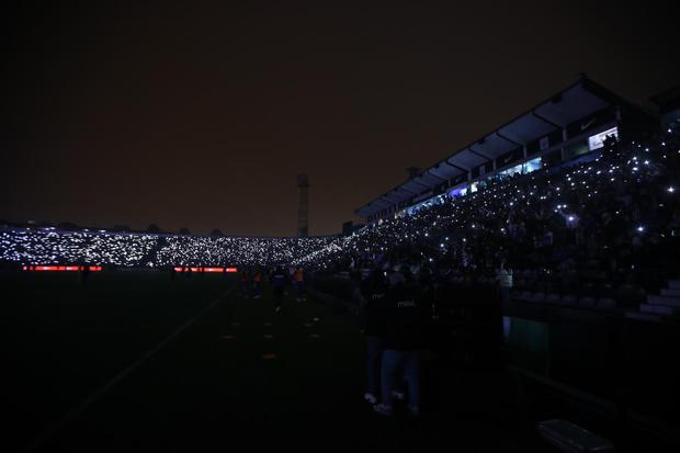 Hinchas de Alianza Lima encendieron la linterna de sus celulares por algunos minutos. (Foto: El Comercio)