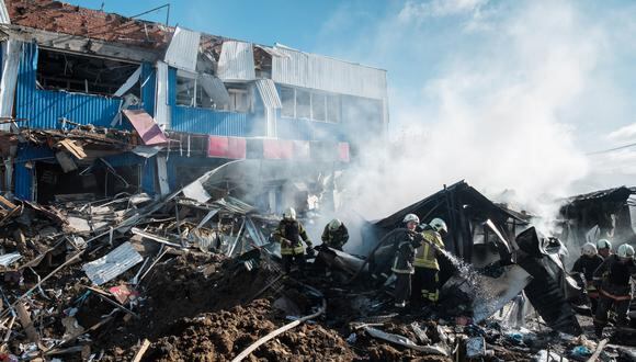 Bomberos extinguen un incendio en un mercado dañado tras un bombardeo en la ciudad de Bakhmut, en el este de Ucrania, el 21 de julio de 2022, en medio de la invasión rusa de Ucrania. Foto: IGOR TKACHEV / AFP