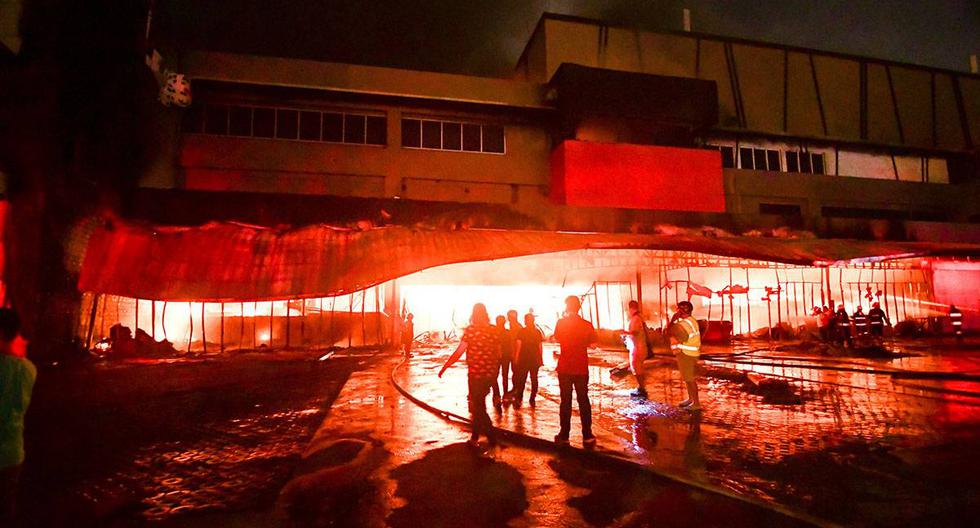 El humo se propaga desde un centro comercial cuando se incendia poco después de que un fuerte terremoto azotara la ciudad de General Santos, en la provincia de Cotabato del Sur, en el sur de Filipinas. (Foto: AFP)