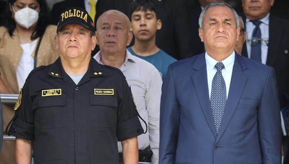 Jorge Angulo Tejada (izquierda) junto al ministro del Interior, Vicente Romero. (Foto: GEC)