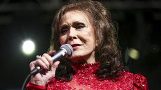 Leyenda del country Loretta Lynn retrasa su álbum tras sufrir derrame cerebral