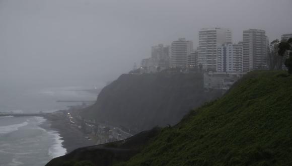 El Senamhi indicó que la precipitación se presenta en distritos costeros. Usuarios de redes sociales señalaron que en Carabayllo, Jesús, Breña, Surco, entre otros distritos. También hay llovizna. (Foto: El Comercio)