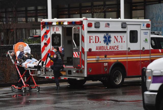 Anciana es dada de alta por covid-19 y fallece camino a casa. (Foto: AFP)