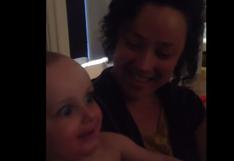 Este bebé mira por primera vez a la gemela de su madre | VIDEO