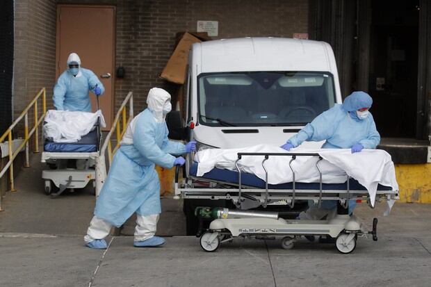 Trabajadores de salud trasladan los cadáveres de unas víctimas del coronavirus en el Centro Médico Wyckoff Heights en Nueva York, EE. UU., 2 de abril de 2020. Foto: REUTERS / Brendan Mcdermid