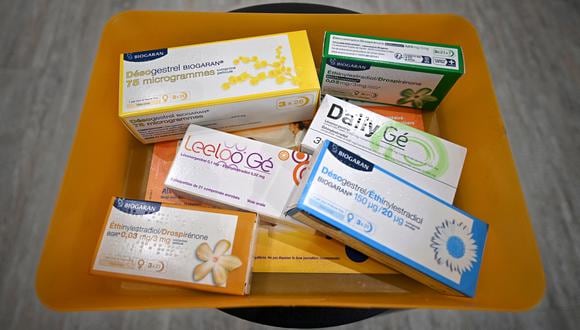 Esta fotografía tomada el 23 de marzo de 2023 muestra diferentes cajas de píldoras anticonceptivas en una farmacia en Colomiers, suroeste de Francia. (Foto de Valentín CHAPUIS / AFP)