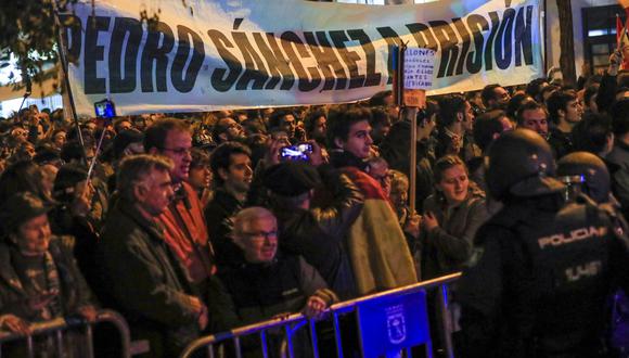 Decenas de personas participan de una marcha contra el gobierno en funciones, en Madrid, el 3 de noviembre de 2023. (Foto de Fernando Alvarado / EFE)