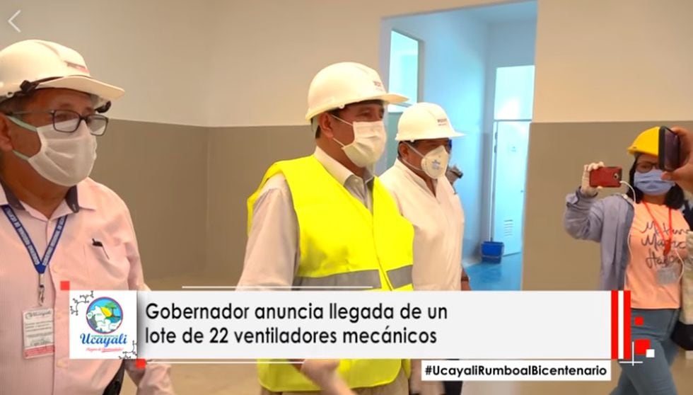 El gobernador regional, Francisco Pezo, en la visita al hospital, donde dio las declaraciones sobre el COVID-19 y habló del kion como un medicamento casero. (Fuente: Gobierno Regional de Ucayali/Facebook)