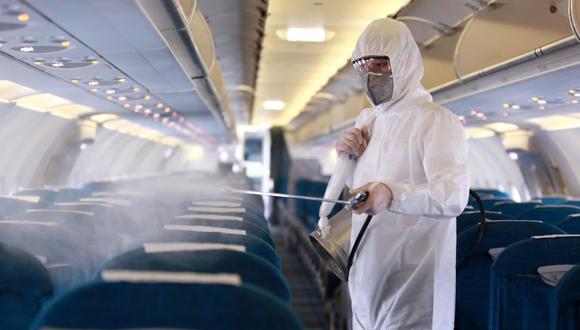 Un avión de Vietnam Airlines en el Aeropuerto Internacional Noi Bai es desinfectado como precaución contra el coronavirus. (Foto: EFE/Archivo).