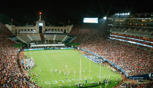 El estadio Los Ángeles Memorial Coliseum, inaugurado en 1923, tiene una capacidad para 78.000 espectadores en sus tribunas | Foto: Google Maps