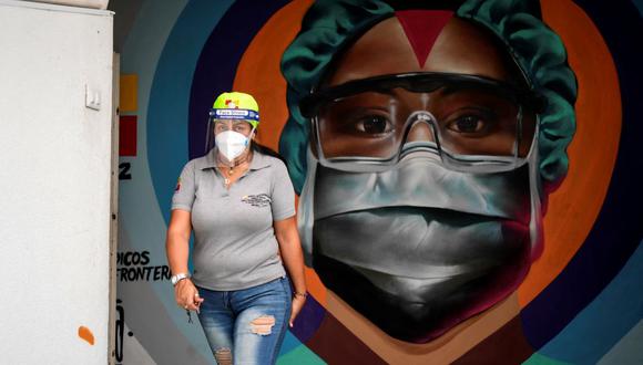 Una trabajadora de la salud pasa frente a un mural pintado en homenaje a la labor que realizan los equipos médicos contra la pandemia de coronavirus COVID-19 en el Hospital Estatal Ana Francisca Pérez de León de Caracas, Venezuela. (Foto: Yuri CORTEZ / AFP).
