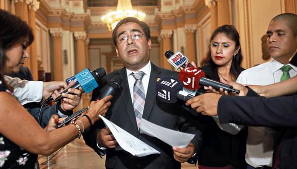 Alberto Oliva presentó ayer el predictamen que aprobó su grupo sobre la Junta Nacional de Justicia. (Foto: Juan Ponce/ El Comercio)
